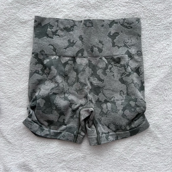 GYMSHARK Adapt Camo Seamless Sports Bra and Shorts – Green - Picture 8 of 11